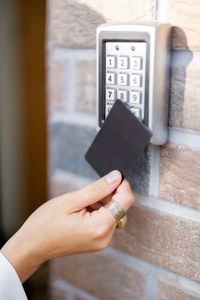 attacher-carte-au-lecteur-electronique-pour-acceder-au-bureau-appartement